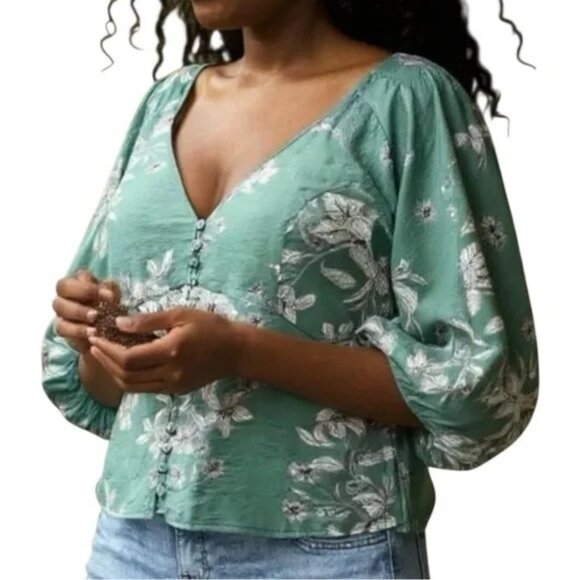 TORRID Button Front V-Neck Crop Floral Blouse - Picture 3 of 7